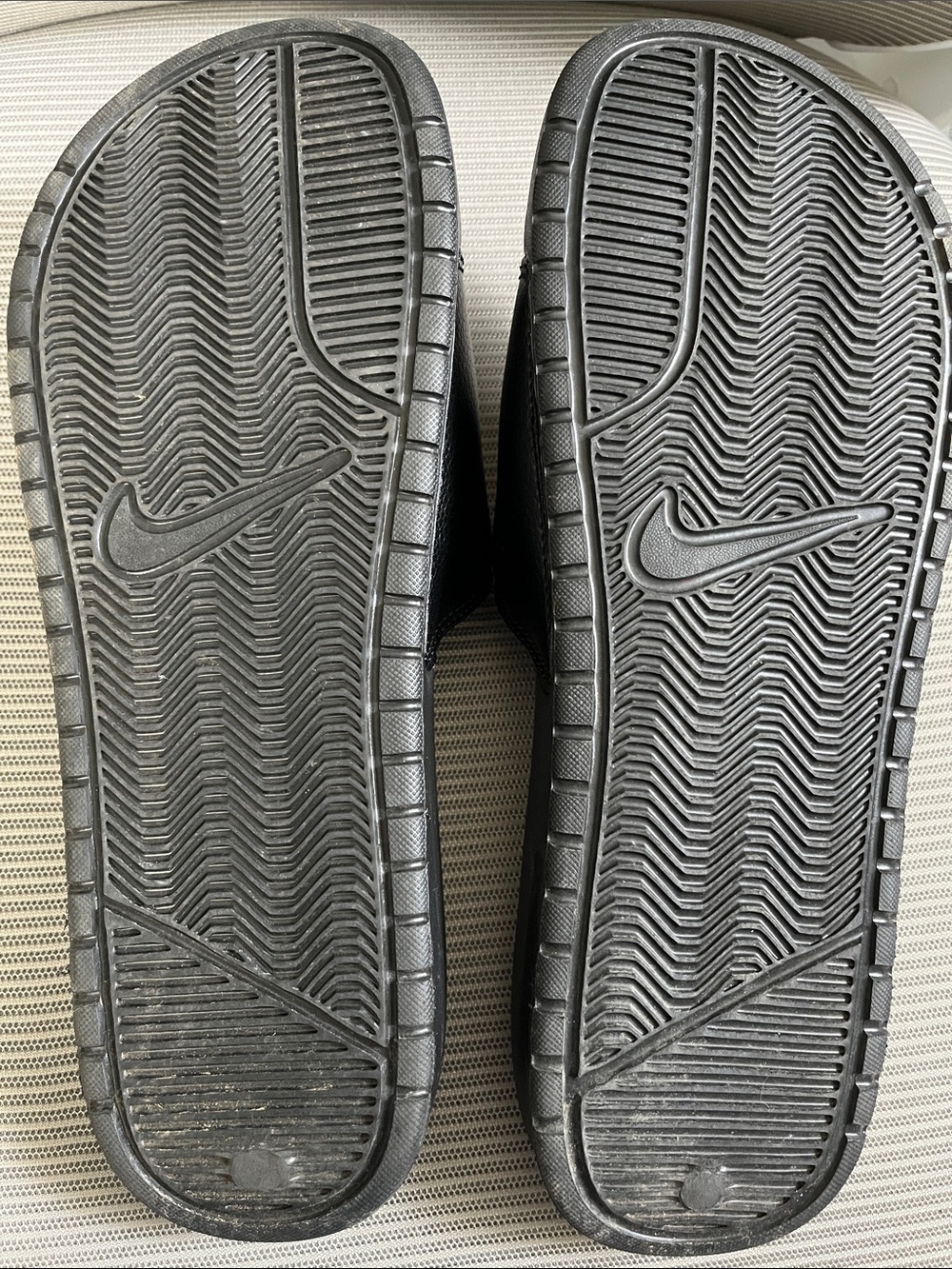 Men's Black Nike Slides size 10 - Picture 2 of 4